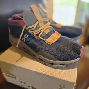 On Cloud Sneakers Sz 8 Women New
